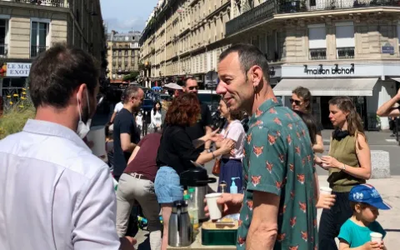 habitants sur une place