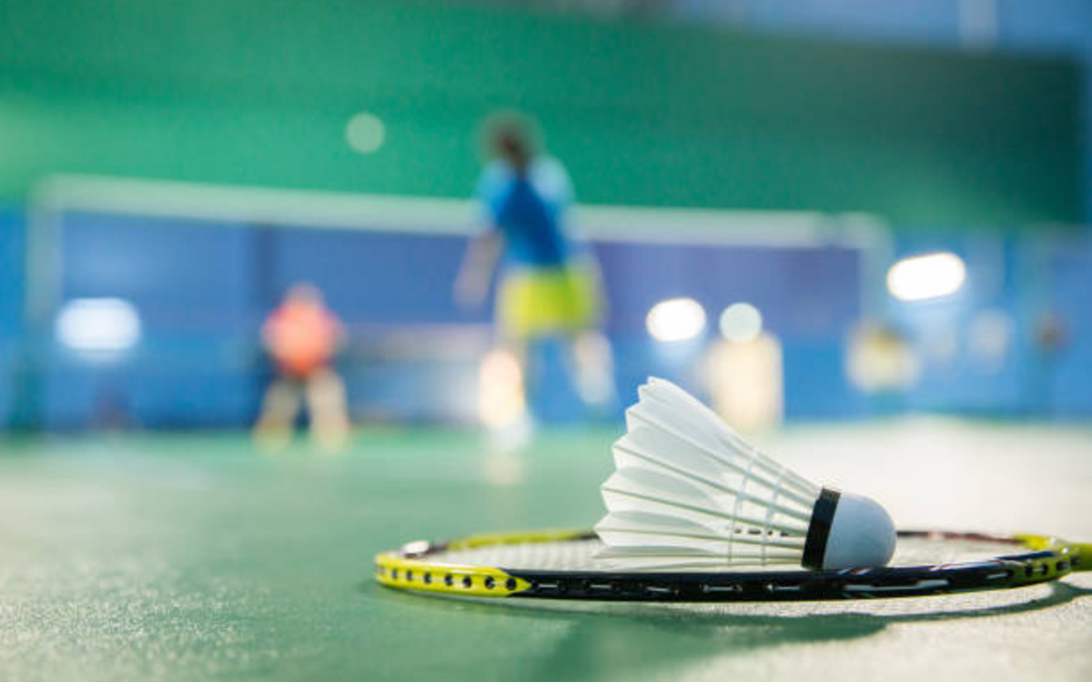 Groupe de joueurs de badminton en match