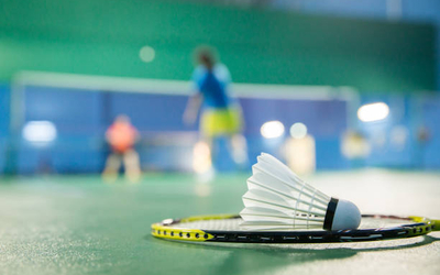 Groupe de joueurs de badminton en match