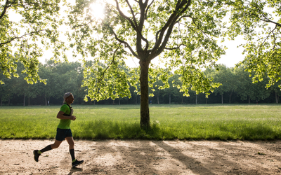 Un joggeur court dans le bois de Vincennes.