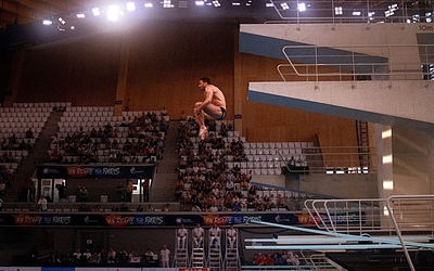 Plongeur olympique sautant de la planche de 3m