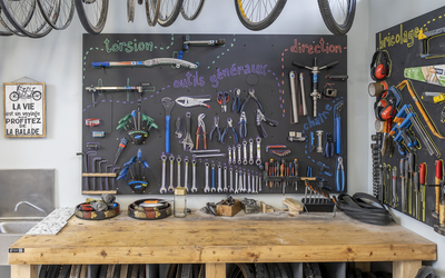 Mur d'outils pour réparation de vélos. 