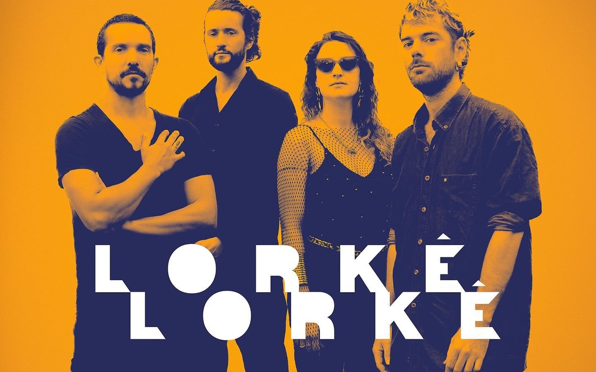 Les membres du groupe Lorkê Lorkê sur fond jaune