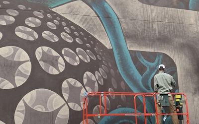 Un homme qui fait du street art