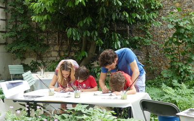deux adultes et deux enfants dans le jardin de Delacroix