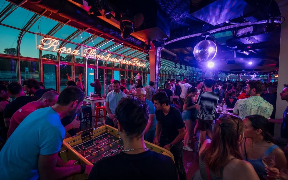 Rosa Bonheur Sur Seine, boule disco, péniche, en premier plan, hommes qui jouent au baby-foot