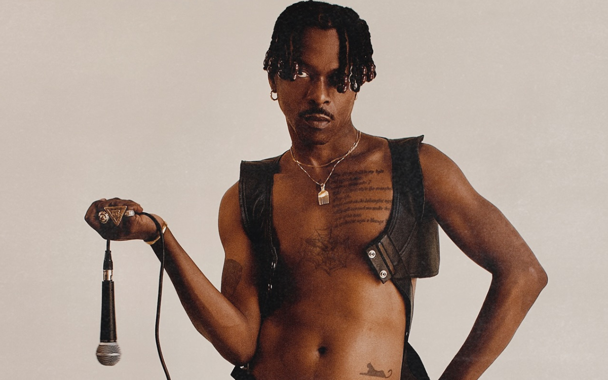 L'artiste  Pierre Kwenders pose le regard fier avec un micro à la main