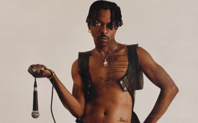 L'artiste  Pierre Kwenders pose le regard fier avec un micro à la main