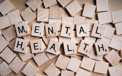 pièces de scrabble avec inscrit "mental health"