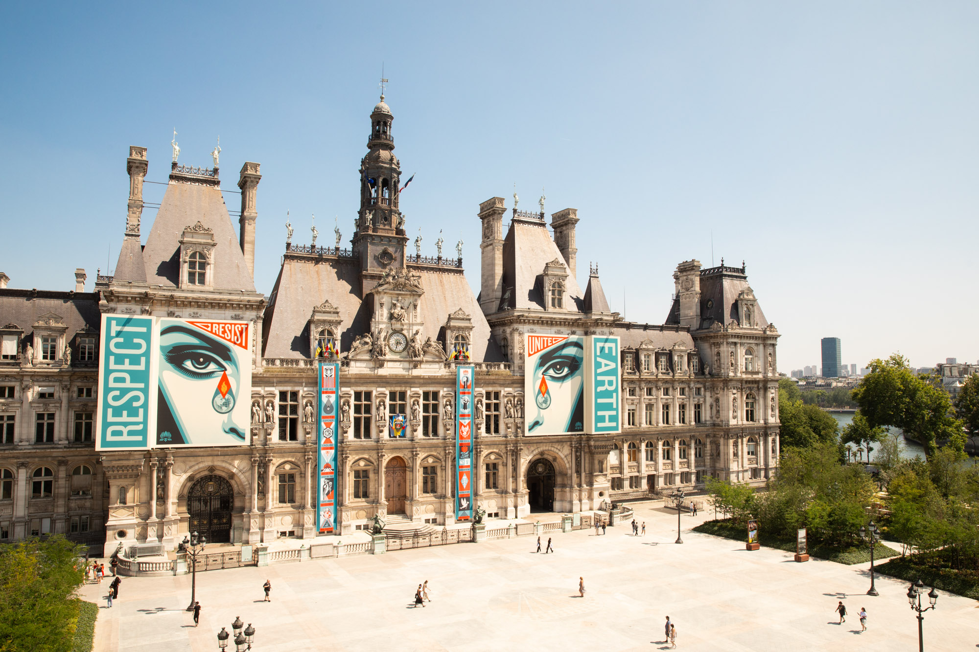 La façade de l'Hôtel de Ville avec l'affiche de l'artiste OBEY 
