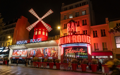 Façade du Moulin Rouge à Pigalle. 