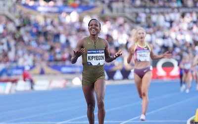 L'athlète Faith Kipyegon en train de courir sur une piste d'athlétisme