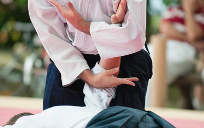 mains de personnes pratiquant l'aikido