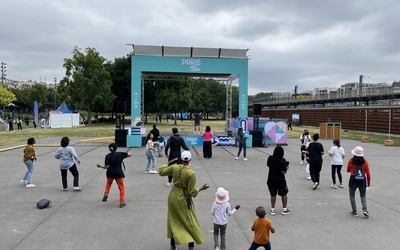 Un groupe de personnes qui participe à un cours de Zumba en plein air