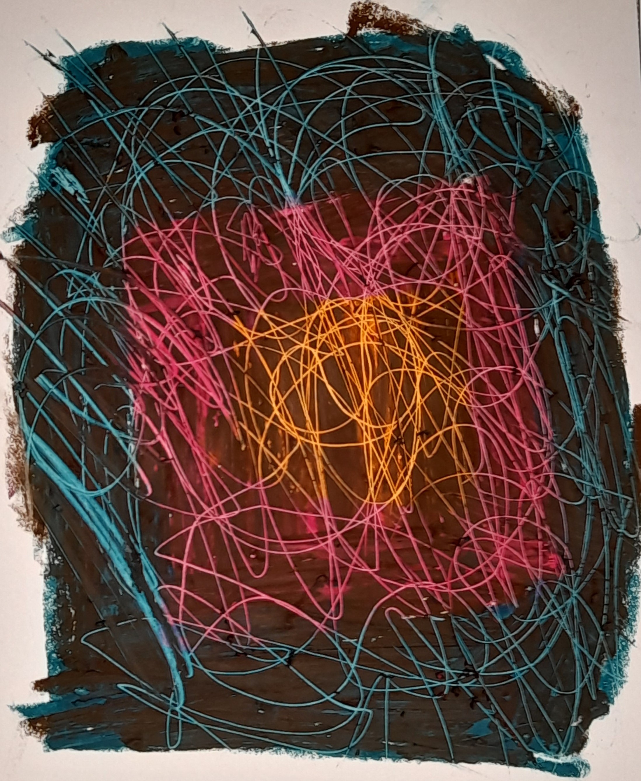 Le grattage est une technique artistique qui consiste à gratter la surface d'une peinture pour révéler les couches sous-jacentes de couleur et de texture. Photo : grattage réalisé avec de l'orange, du rose et du turquoise, entièrement recouverts de noir avant de tracer des lignes pour faire ressortir les couleurs vives.