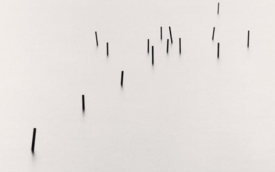 Photographie représentant des traits noirs sur un fond blanc