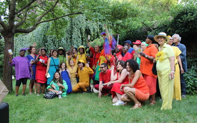 Photographie des personnes ayant participé au Carnaval des Associations de La Porte d'Orléans et de Vanves en juin 2022.