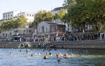 Des personnes se baignent dans la Seine.