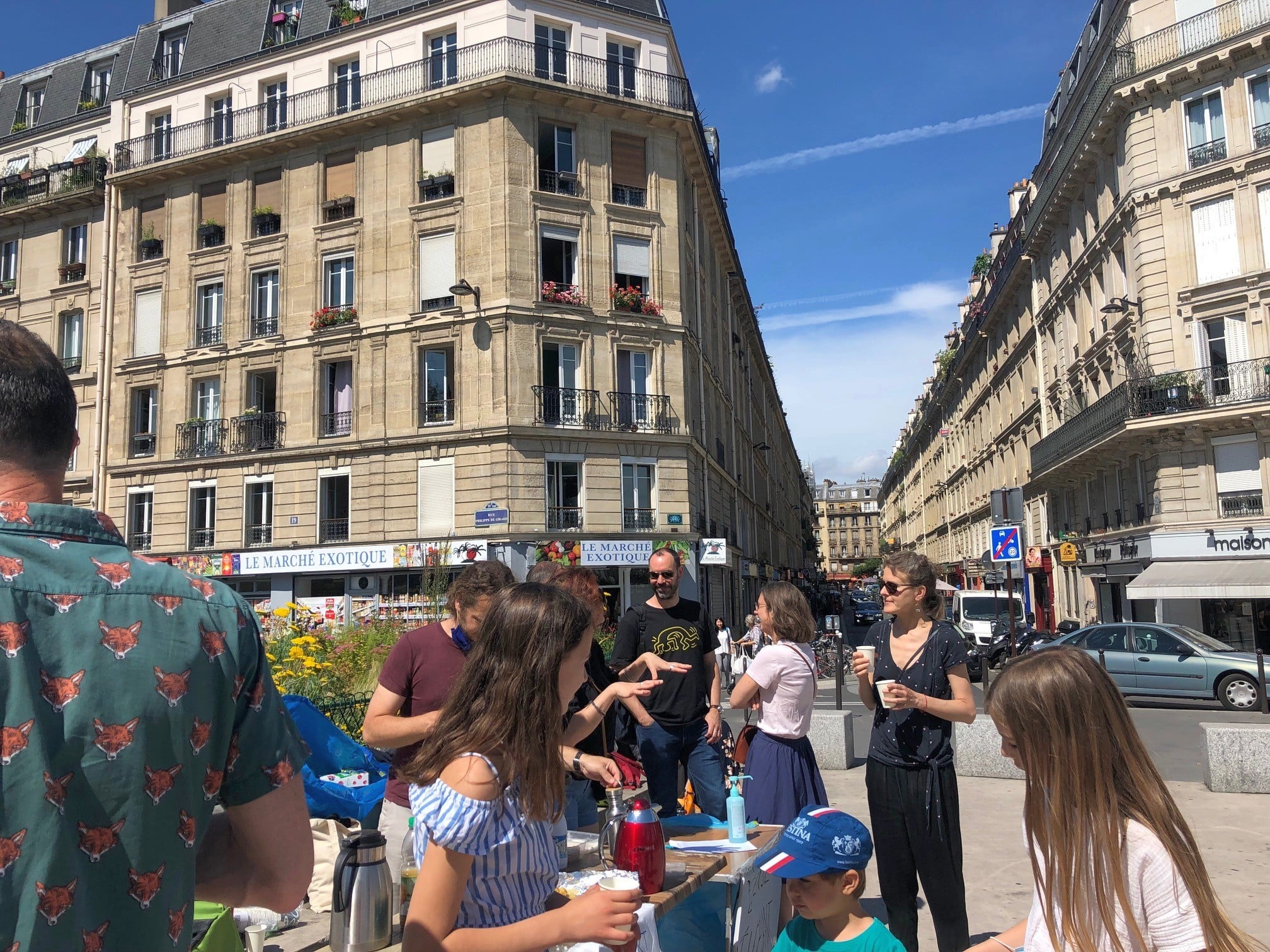 Des personnes buvant un café partagé dans la rue