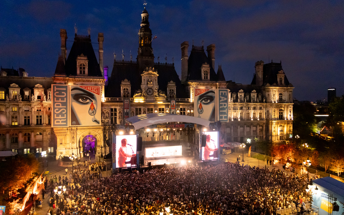Concert sur la grande scène durant le Fnac live 2025 sur le parvis de l'Hôtel de Ville.