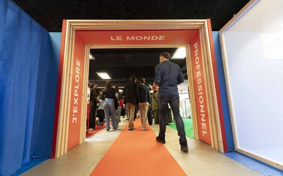 un homme entrant dans l'univers j'explore le monde professionnel au salon post bac paris