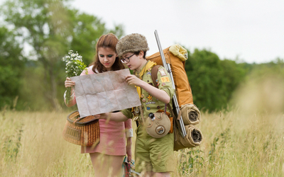 Les deux héros du film lisant une carte dans la nature