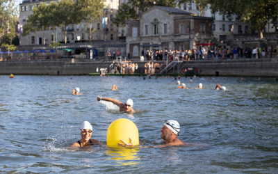 Des personnes se baignent dans le Seine. 