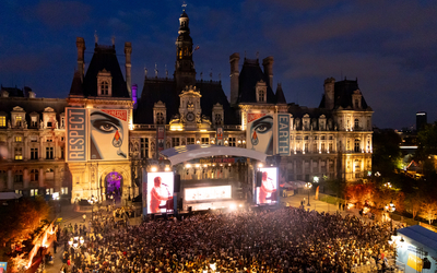 Concert sur la grande scène durant le Fnac live 2025 sur le parvis de l'Hôtel de Ville. 