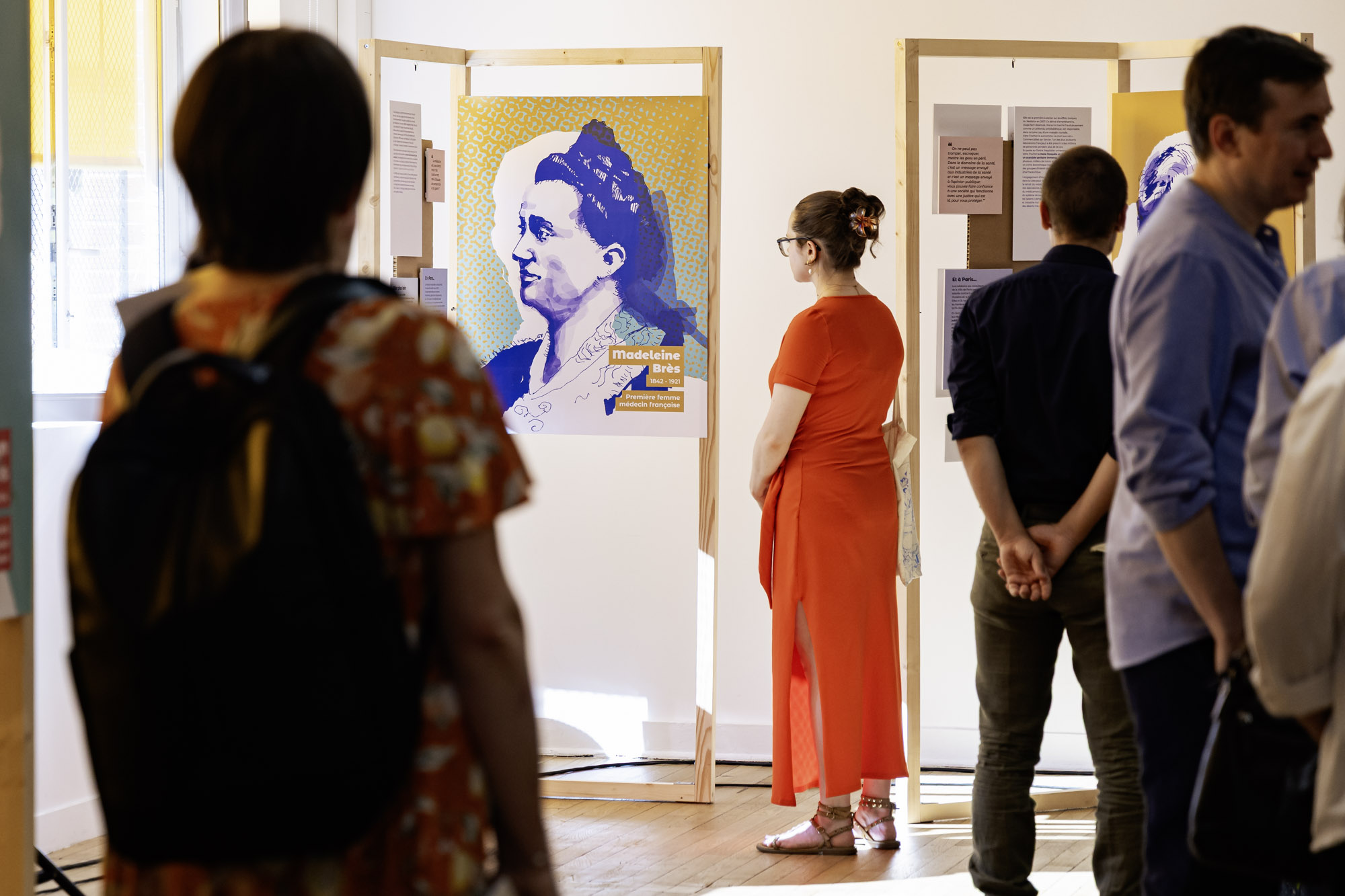 Public qui visite l'exposition "Santé citoyenne !"