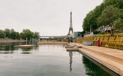 Baignade au bras de Grenelle, vue sur la tour Eiffel