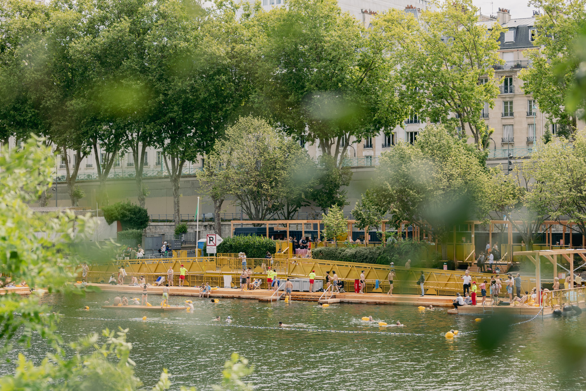 Baignade au bras de Grenelle, vue sur le spot depuis la rive d'en face.