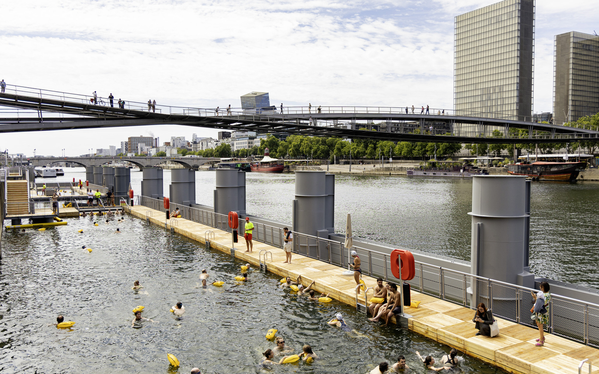 Vue sur la baignade quai de Bercy et la bibliothèque François-Mitterrand en face.