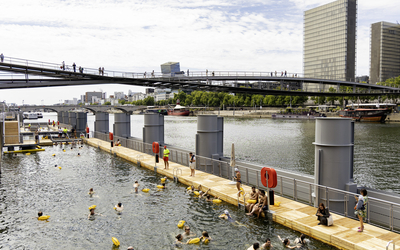 Vue sur la baignade quai de Bercy et la bibliothèque François-Mitterrand en face.