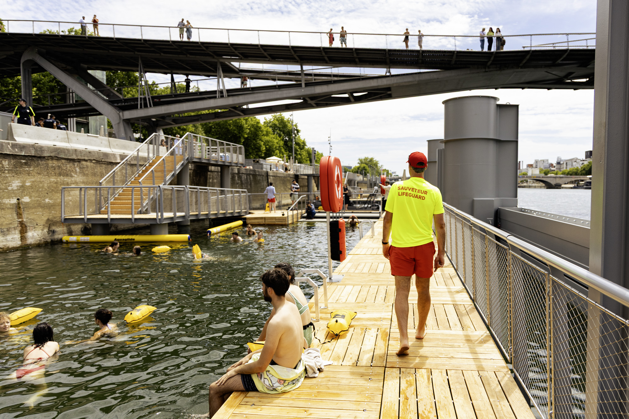Vue sur les baigneurs et un sauveteur qui surveille la baignade.