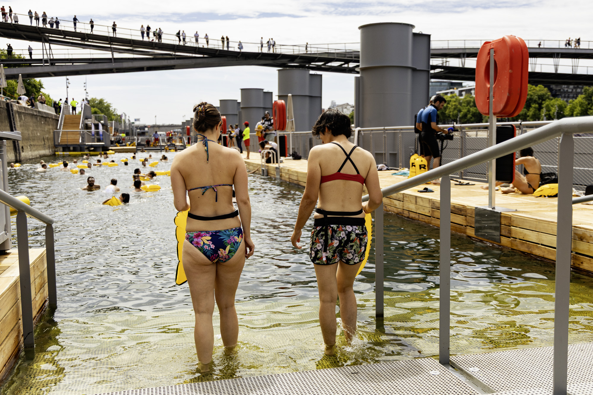 Vue sur deux femmes qui entrent dans le bassin du quai de Bercy.