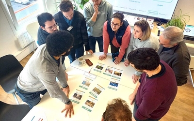 Groupe de personnes en réflexion collective autour de l'atelier des transitions urbaines pour imaginer une ville plus durable
