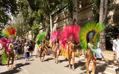 Des danseuses brésiliennes défilent sur les quais de Seine.