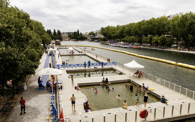 Des personnes se baigne sur le site du bassin de la Villette. 
