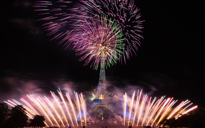 La Tour Eiffel entourée de feux d'artifices du 14 juillet 2023.