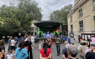 Photo d'un bal populaire à Paris. 