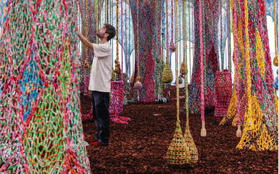 Un homme au milieu d'une installation de fils 
