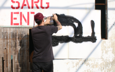 Daniel Melim en train de commencer une fresque sur un mur