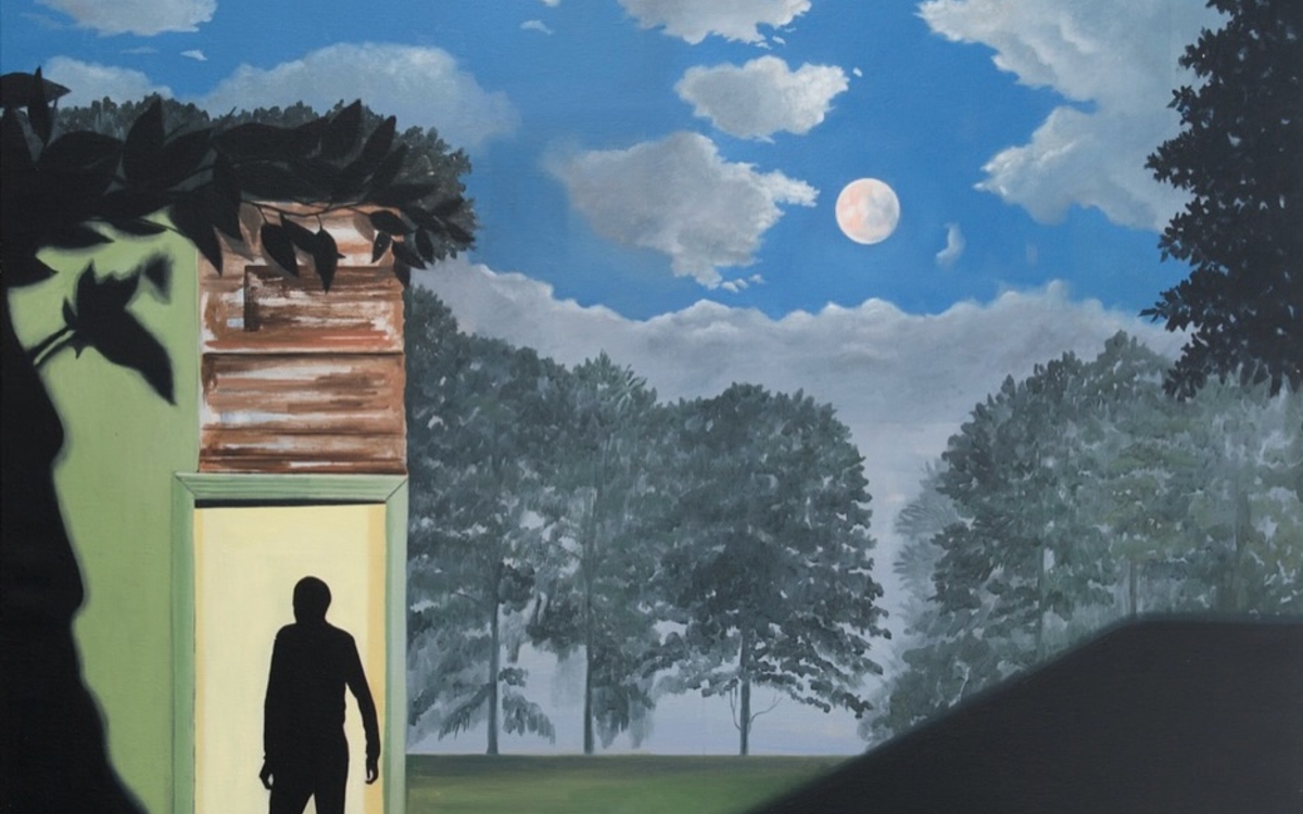 Toile représentant un paysage onirique avec une lune au milieu d'un ciel nuageux et la silhouette d'un homme dans l'embrasure d'une porte
