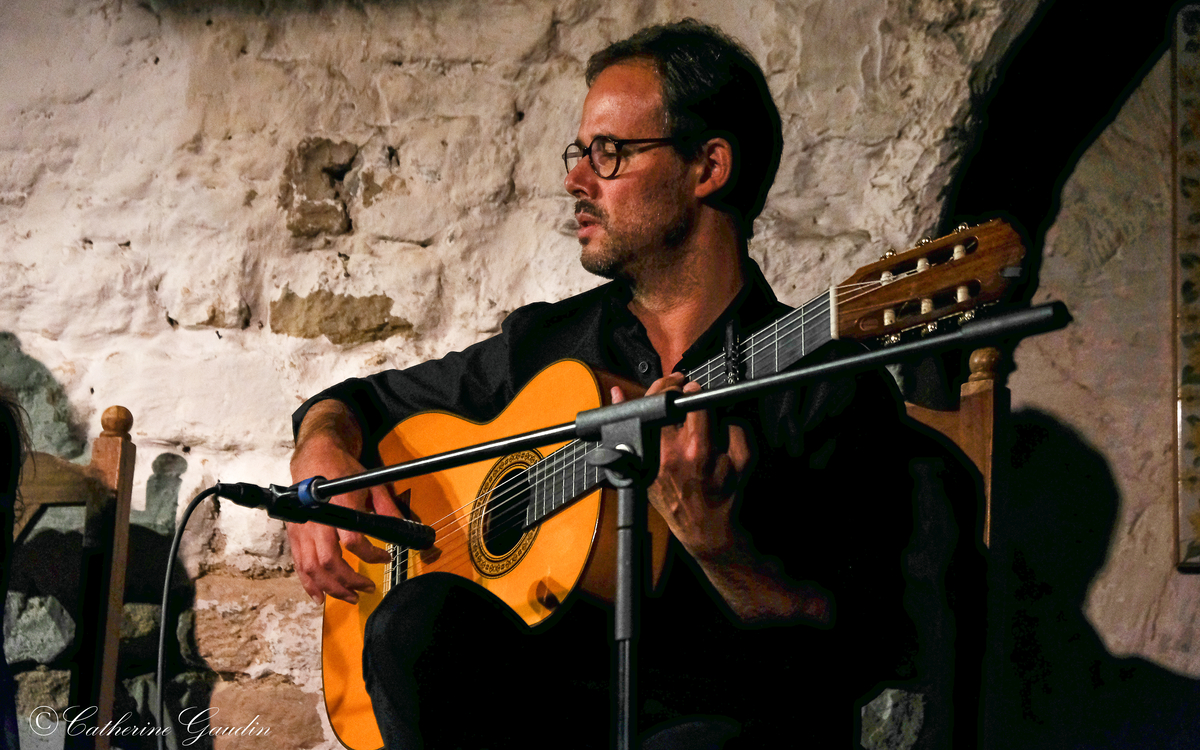 Photo du guitariste de flamenco Dimitri Puyalte à Flamenco en France