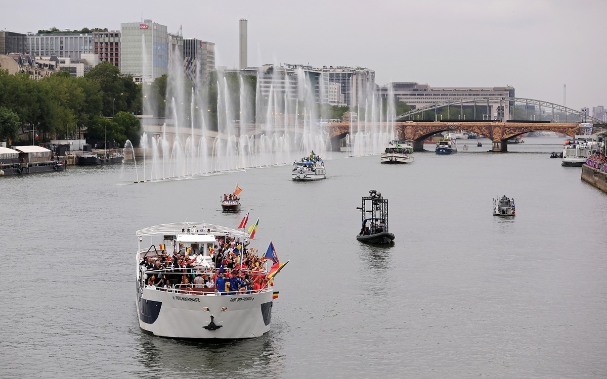 Bateau sur la Seine lors de la Cérémonie d'ouverture des Jeux