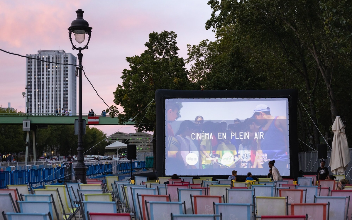 Photo d'un écran de cinéma en plein air.