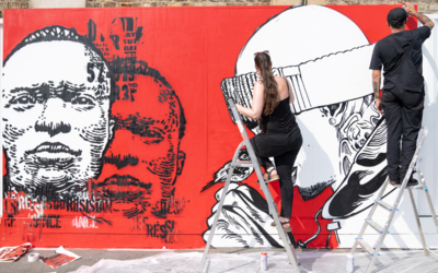Street artistes Daniel Melim et Veneno en train de réaliser leur fresque