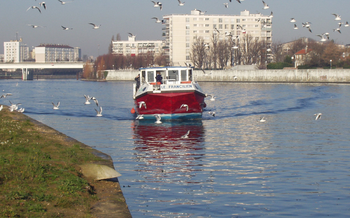 La péniche le Francilien sur la Seine 