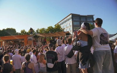 Une foule en train de danser en plein air
