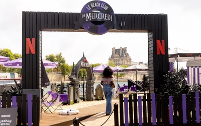 L'installaion en mauve et noir pour reprendre l'esthétisme de la série